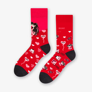 Pánské asymetrické ponožky 079 CZERWIEŃ/LOVE 43-46