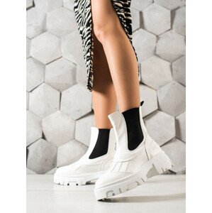 Designové bílé dámské  kotníčkové boty na plochém podpatku 36