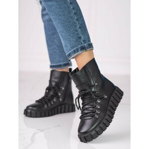 Praktické dámské černé  kotníčkové boty na klínku  39