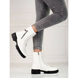 Designové  kotníčkové boty bílé dámské na plochém podpatku  38