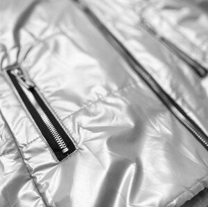 Lehká stříbrná dámská metalická zimní bunda (721ART) srebrny S (36)
