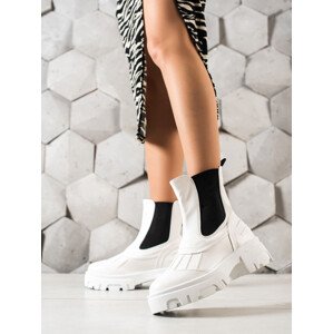 Designové bílé dámské  kotníčkové boty na plochém podpatku  36
