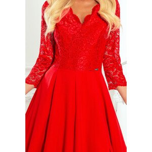 Elegantní dlouhé dámské krajkové šaty v červené barvě s výstřihem model 9098639 - numoco Možnost: S