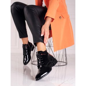 Jedinečné černé dámské  kotníčkové boty na plochém podpatku