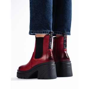 Designové červené dámské  kotníčkové boty na plochém podpatku