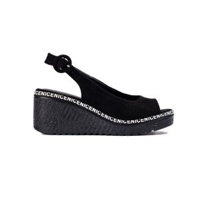 Komfortní dámské  sandály černé na klínku  36
