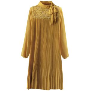 Dámské šaty v hořčicové barvě s krajkou a plisováním (245ART) žlutá ONE SIZE
