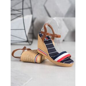 Moderní vícebarevné dámské  sandály na klínku 38
